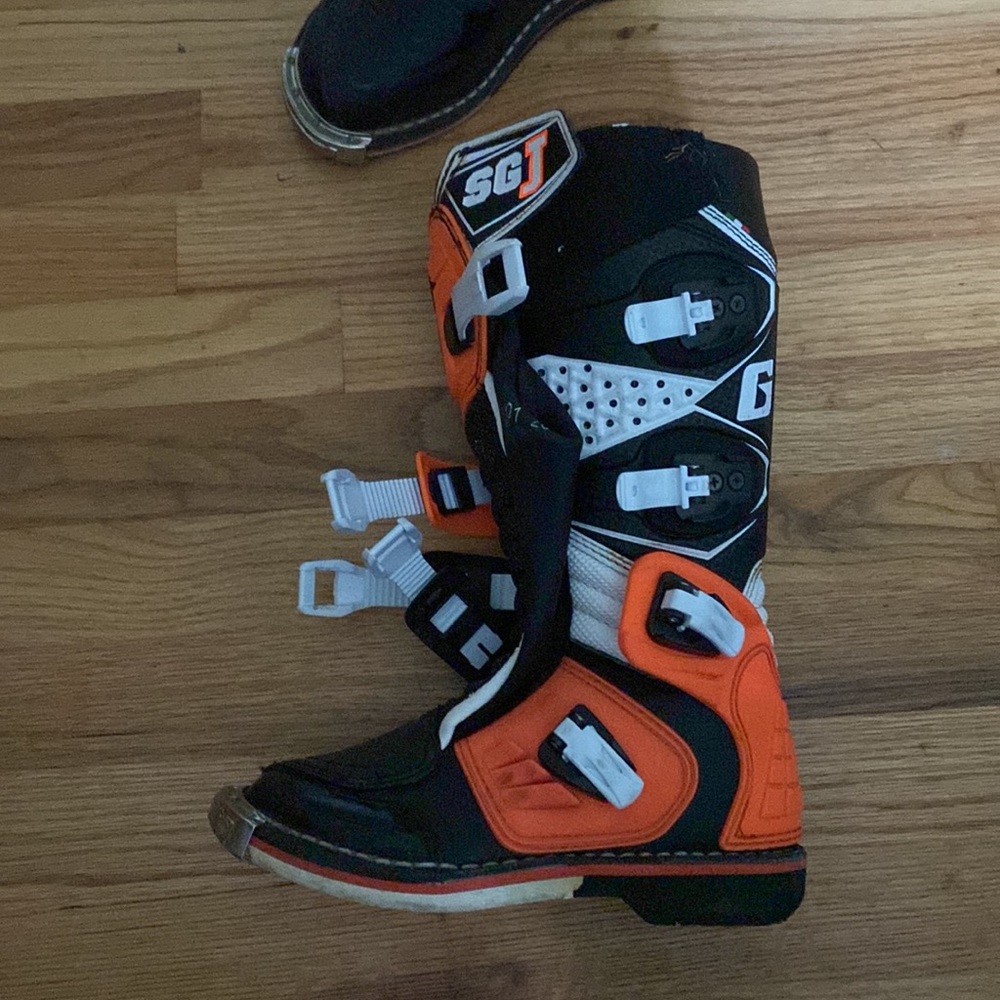 Gaerne kids boots quality-made fit, comfort support Four buckles provide closure